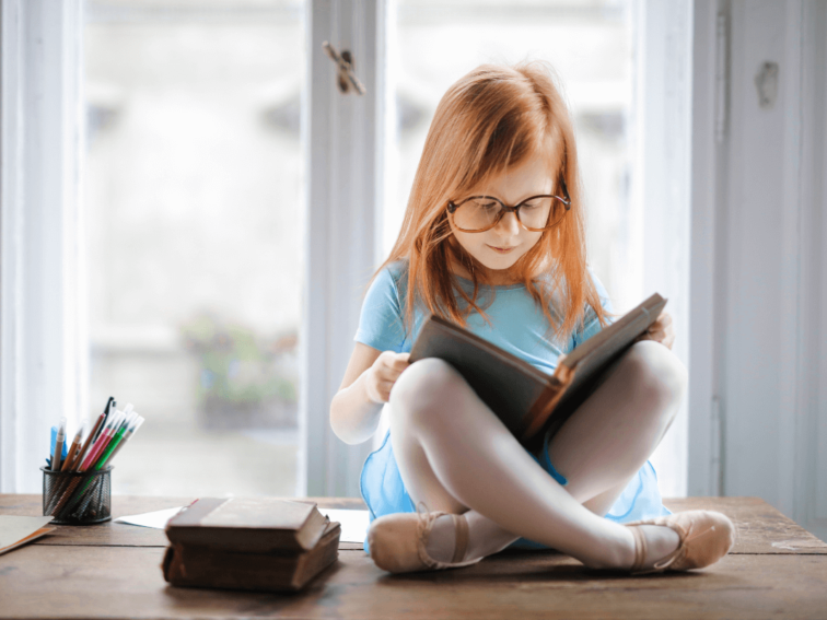 Bambina con abitudine alla lettura